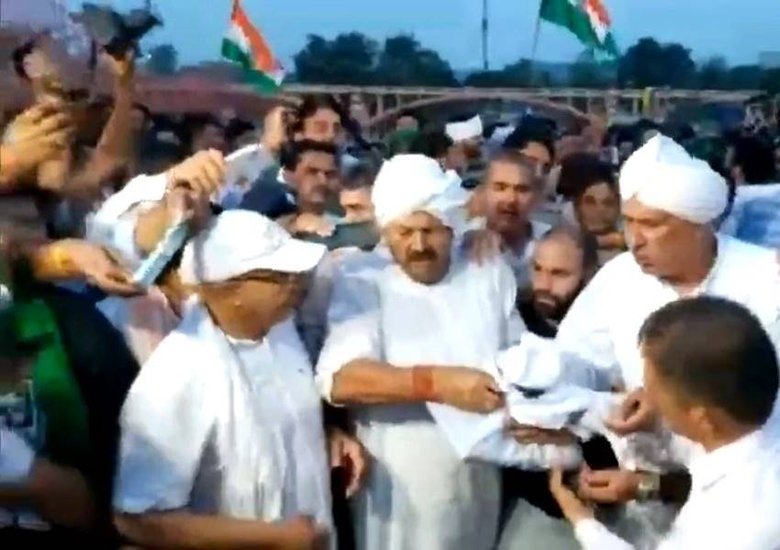 Wrestlers Protest Farmer Leader Naresh Tikait
