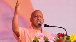 ‘न दंगा, न कर्फ्यू, सब जगह चंगा ही चंगा’, अतीक के इलाके में गरजे सीएम योगी, तुलसीदास की चौपाई से इशारों में समझाया माफिया का अंजाम