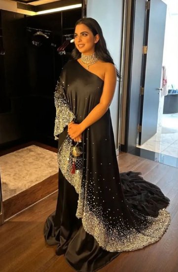 Isha Ambani wear heavy diamond necklace with black dress at Met Gala