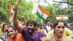 Wrestlers Protest: रिटायर्ड IPS ने दी गोली मारने की धमकी तो भड़के बजरंग पूनिया, बोले- कसम है, सीने पर खाएंगे पर पीठ नहीं दिखाएंगे