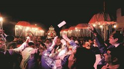 शादी में ‘परफ्यूम लगावे चुन्नी’ गाने पर हंगामा, बाराती-घराती आपस में भिड़े, दूल्हे को गोद में लेकर भागना पड़ा