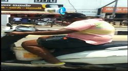 चलती स्कूटी पर बाल्टी में पानी रख मग से नहाने लगा लड़का, पुलिस ने काट लिया चलान