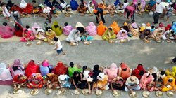 मंदिर के भोज में दलितों से हुआ भेदभाव? महिला प्रधान बोलीं- मुझे भी अलग बैठाकर खिलाया खाना