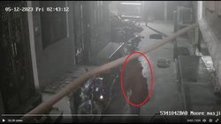 दिल्ली में सनसनीखेज वारदात, पेट्रोल निकालने के बाद बाइक में आग लगा रही थी महिला, CCTV फुटेज में देखिए कितनी चालाकी से घटना को दे रही थी अंजाम