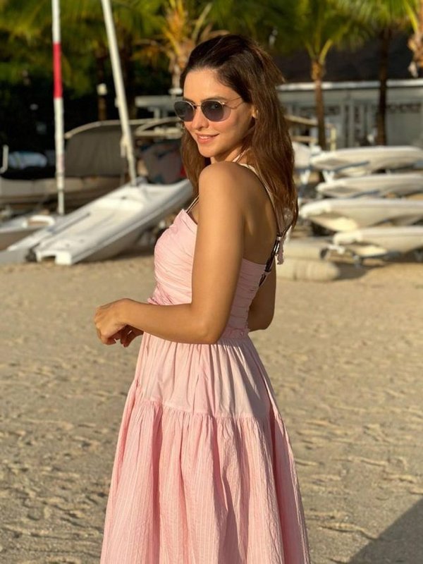 AAMNA SHARIF - ISLAND BABY