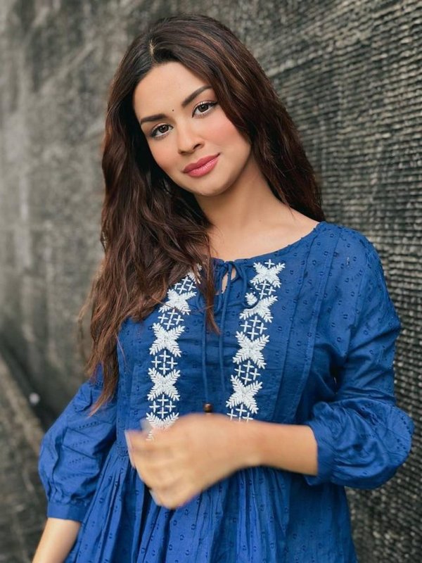 AVNEET KAUR SAADHI LOOK