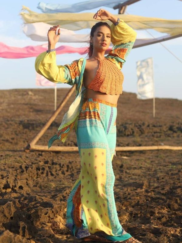 DIVYA AGARWAL IN MULTICOLOUR LOOK