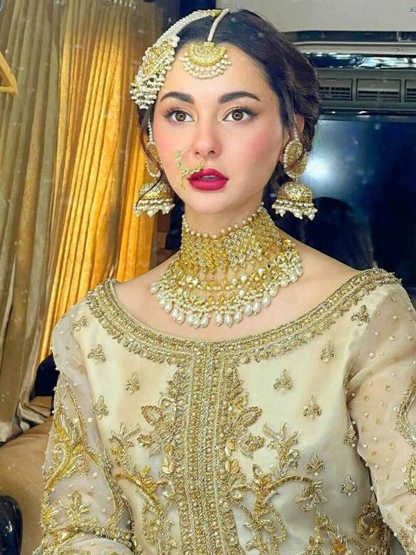 HANIA AAMIR RED LIPSTICK LOOKS