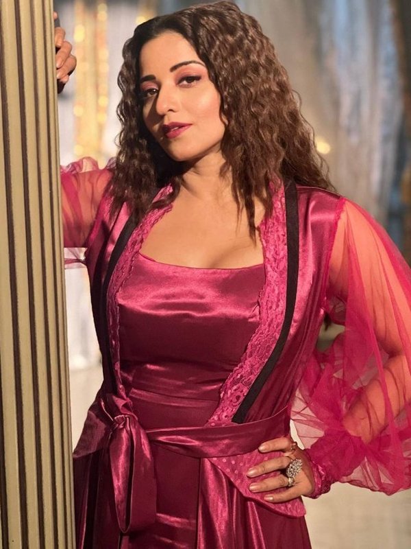 MONALISA IN SATIN DRESS