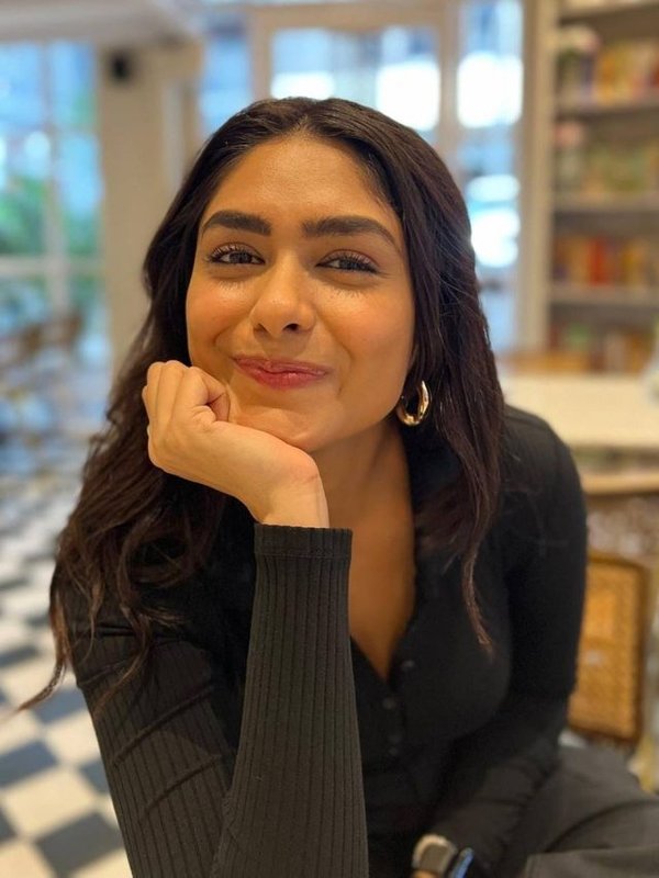 MRUNAL THAKUR - NO MAKEUP LOOK