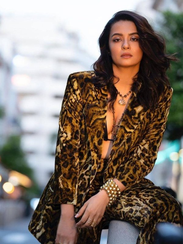 Surveen Chawla Latest Photoshoot (5)