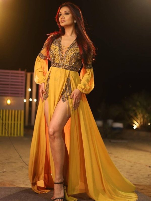 TARA SUTARIA IN SIZZLING LOOK