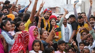 Sara Ali Khan, Vicky Kaushal meet joint family with 170 members in Rajasthan