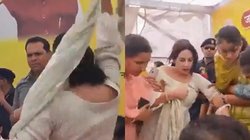 फरियादी महिला सरपंच ने दुपट्‌टा एम एल खट्टर के पैरों में फेंका, CM ने स्टेज से भगाया, वीडियो देख भड़के लोग
