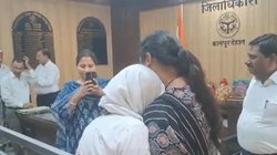 बुजुर्ग महिला की चिट्ठी पढ़ते ही कुर्सी से खड़ी हो गईं DM, भावुक होकर लगाया गले; ये है पूरा मामला