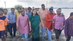 Maneka Gandhi: बीजेपी सांसद मेनका गांधी कीचड़ में गिरीं, चुनाव प्रचार के लिए पहुंचीं थी घासीगंज, वीडियो आया सामने