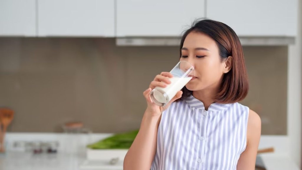 What drink hydrates better than water, What is the fastest way to hydrate, What are 3 warning signs of dehydration,