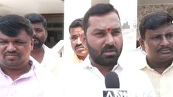 Karnataka: शपथग्रहण समारोह से पहले कांग्रेस में घमासान, मंत्री पद की मांग को लेकर रुद्रप्पा लमानी के समर्थकों का विरोध प्रदर्शन