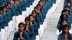 MP: मध्य प्रदेश में बच्चों से जबरन क्रिश्चियन प्रार्थना कराने का मामला, ईसाई मिशनरी पहुंचे NCPCR अध्यक्ष, जब्त किए दस्तावेज