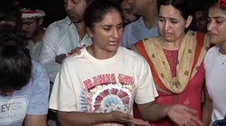 Wrestlers Protest: जंतर-मंतर पर पहलवानों और दिल्ली पुलिस के बीच आधी रात झड़प, विनेश फोगाट रोते हुए बोलीं- मारना है तो ऐसे ही मार दो