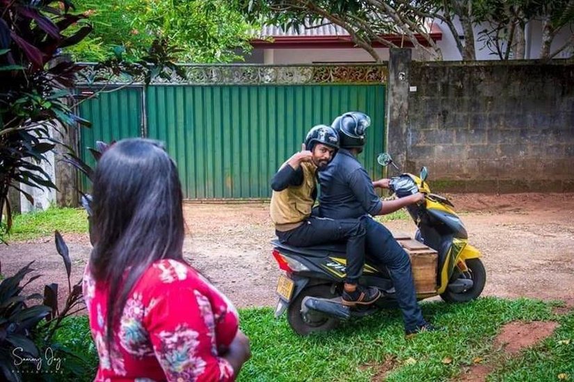groom catching snake pre wedding photoshoot