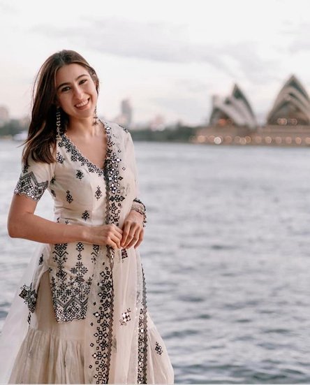Sara Ali Khan zara hatke zara bachke