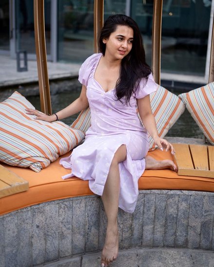 हाल ही में उन्होंने अपने इंस्टाग्राम अकाउंट पर कुछ फोटोज शेयर की हैं, जिसमें वह थाई-हाई स्लिट मिडी ड्रेस पहने नजर आ रही हैं। (Source: @tejasswiprakash/instagram)