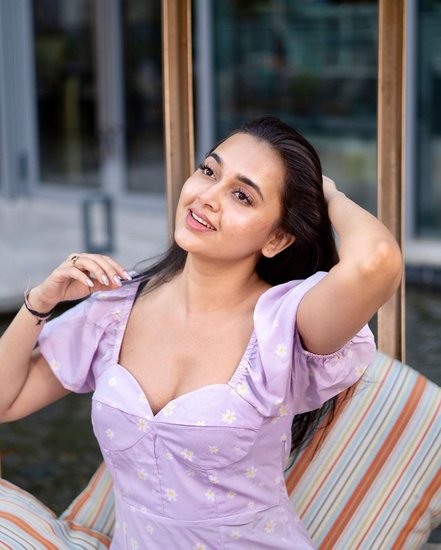 इन तस्वीरों में तेजस्वी अलग-अलग पोज देकर अपने हुस्न का जलवा बिखेरती नजर आ रही हैं। (Source: @tejasswiprakash/instagram)