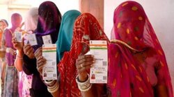 आधार कार्ड पर छप गई ‘गंदे शब्द’ लिखे टीशर्ट में फोटो, अब परेशान है लड़की, लोगों से मांग रही सलाह