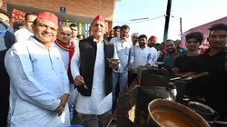 Akhilesh Yadav: ‘मेरी शादी हो गई आप आए नहीं, 1100 या 2100 अपने हाथ से दीजिए’, मैगी खा रहे अखिलेश से दूल्हे ने की मांग
