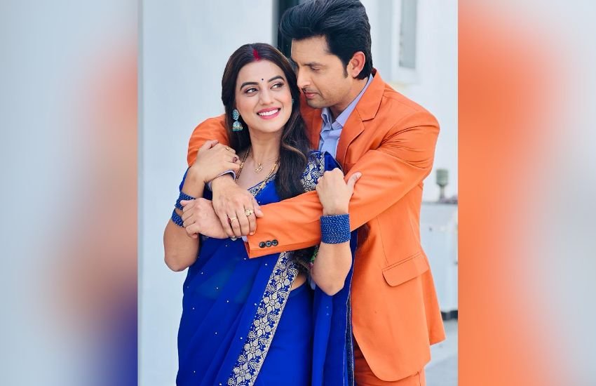 Akshara Singh Poses With Monalisa Husband