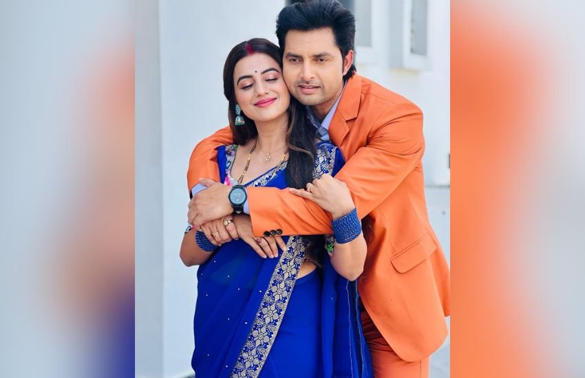 Akshara Singh Poses With Monalisa Husband