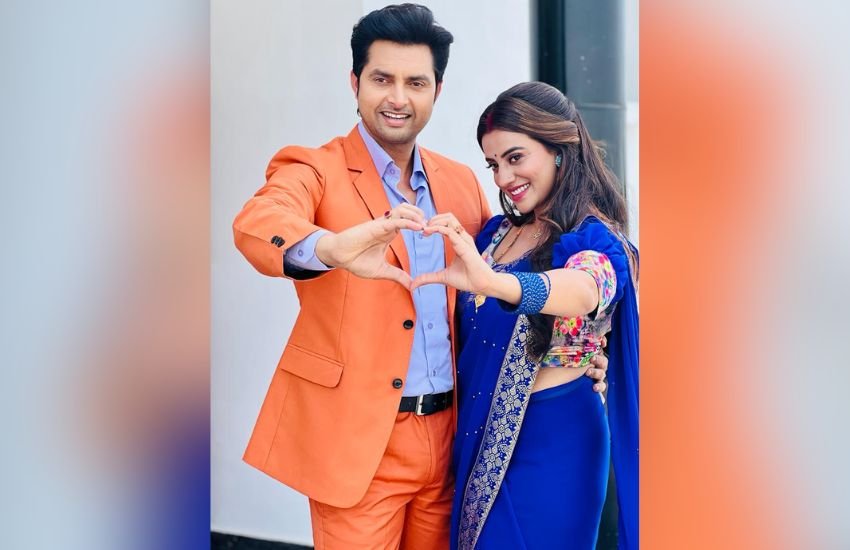 Akshara Singh Poses With Monalisa Husband