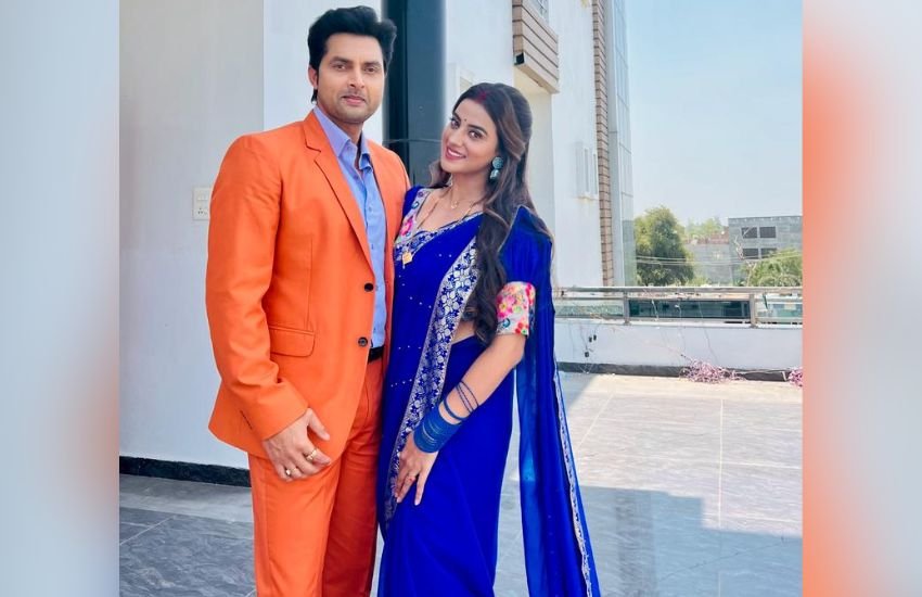 Akshara Singh Poses With Monalisa Husband