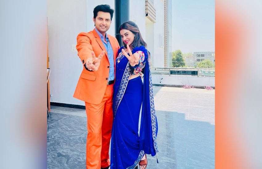 Akshara Singh Poses With Monalisa Husband