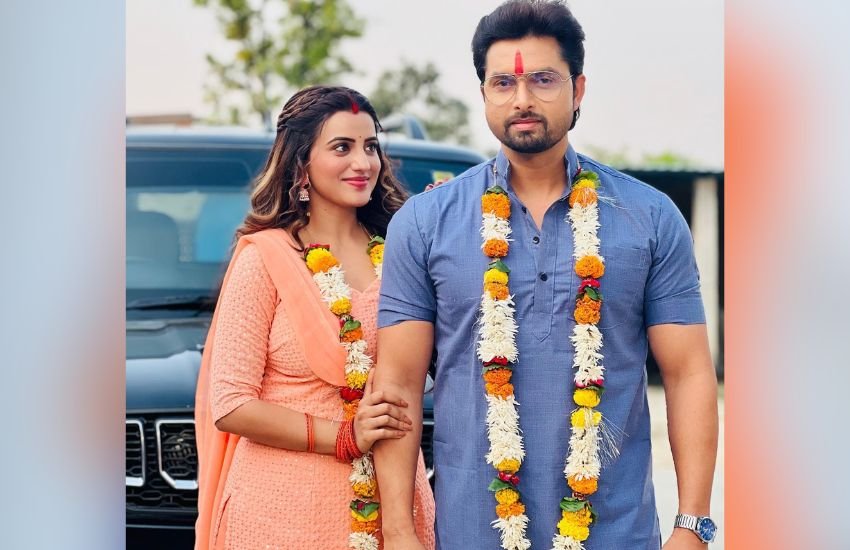Akshara Singh Poses With Monalisa Husband