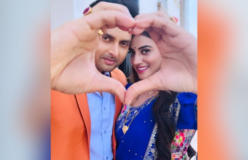 Akshara Singh Poses With Monalisa Husband
