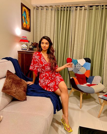 Anushka Senअनुष्का सेन के पिता अनिर्बान सेन एक्ट्रेस की काम में काफी मदद करते हैं। वह उनके काम को मैनेज करने के साथ-साथ उनके कई असाइमेंट के लिए साथ में ट्रैवल भी करते हैं। (Source: Anushka Sen/Facebook)