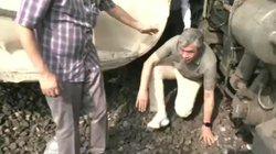 ट्रेन के नीचे घुस फोटोग्राफी करा रहे रेलमंत्री- घटनास्थल पर पहुंचे अश्विनी वैष्णव तो पूर्व IAS ने कसा तंज