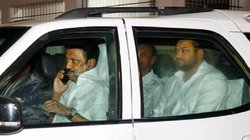 बिना सीट-बेल्ट कार में दिखे CM स्टालिन और तेजस्वी यादव, बीजेपी नेता का सवाल- राजपुत्रों को छूट है क्या?