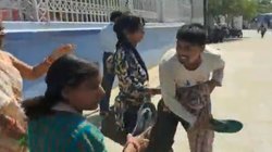 पहली और दूसरी पत्नी की लड़ाई में चप्पलों से पिटा पति; वीडियो हो रहा वायरल