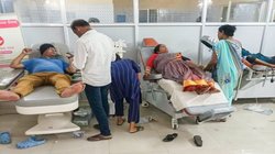 ओडिशा में ट्रेन हादसा: घायलों की जान बचाने के लिए रक्तदान को आगे आए स्थानीय लोग, अस्पतालों के बाहर लगीं कतारें
