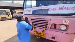 जिसने 30 सालों तक दिलाई रोटी, रिटायरमेंट के वक्त उस बस को पकड़ रोने लगा ड्राईवर, भावुक कर देगा वीडियो