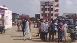 खाना बना रही थी बहू, ससुर ने कुल्हाड़ी से हमला कर काट दिया गला, पुलिस में है पति