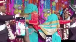 शादी में सास के साथ ठुमके लगाने लगा दूल्हा, वीडियो देख छूट जाएगी हंसी