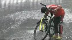 Weather Update: दिल्ली में तेज हवाओं के साथ बारिश, जानिए अन्य राज्यों में कैसा रहेगा मौसम का हाल