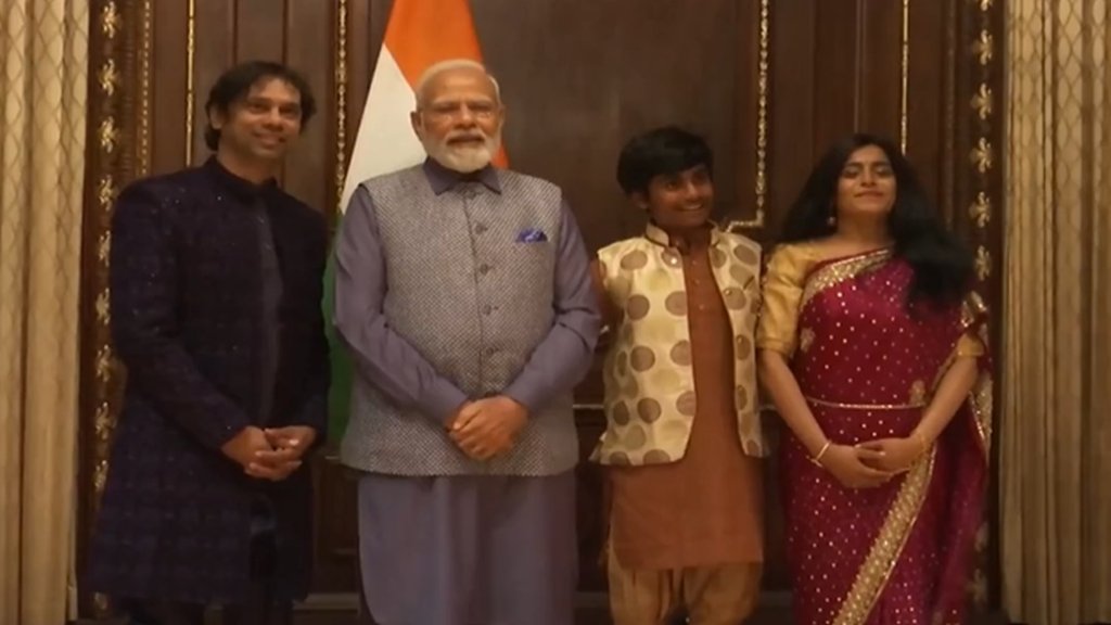 प्रधानमंत्री नरेंद्र मोदी से मुलाकात करते न्यूयॉर्क में ग्रैमी पुरस्कार विजेता भारतीय-अमेरिकी गायिका फालू (फाल्गुनी शाह) और उनका परिवार। (Photo- Twitter)