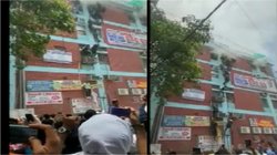 मुखर्जी नगर के कोचिंग सेंटर में लगी भीषण आग, रस्सी से निकाले जा रहे छात्र, 4 घायल