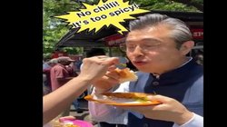 जापान के राजदूत हिरोशी सुजुकी ने मुंबई में खाया वड़ा पाव, कहा- ‘थोड़ा तीखा कम प्लीज’, वीडियो वायरल