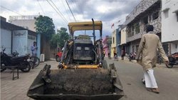 MP: ‘हम यहीं पढ़ेंगे’, स्कूल पर बुलडोजर एक्शन के विरोध में आए स्टूडेंट और पेरेंट्स, गैर-मुस्लिम छात्राओं की हिजाब में फोटो से शुरू हुआ था विवाद